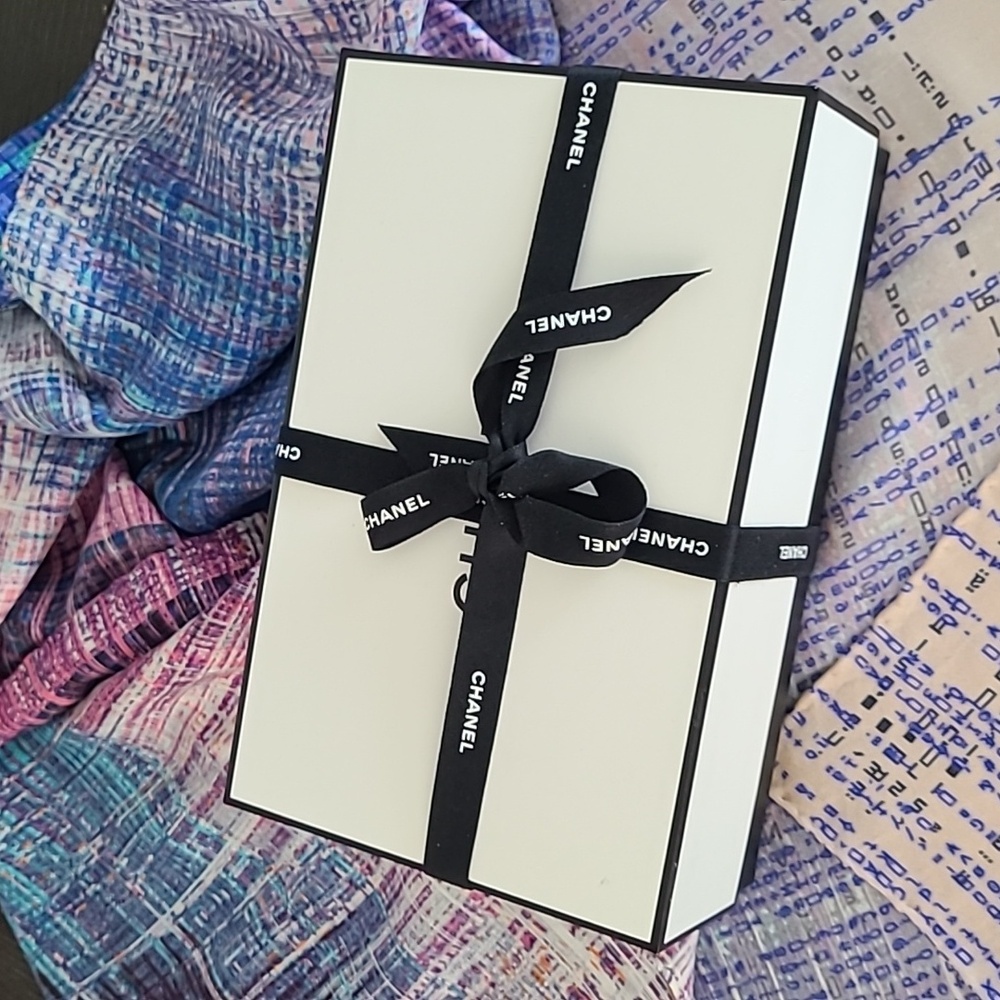 CHANEL Pre-Loved Multicolored 'CC' Scarf - Picture 7 of 7